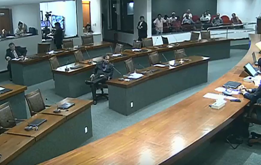 Exonerações no governo são tema de embate entre deputados