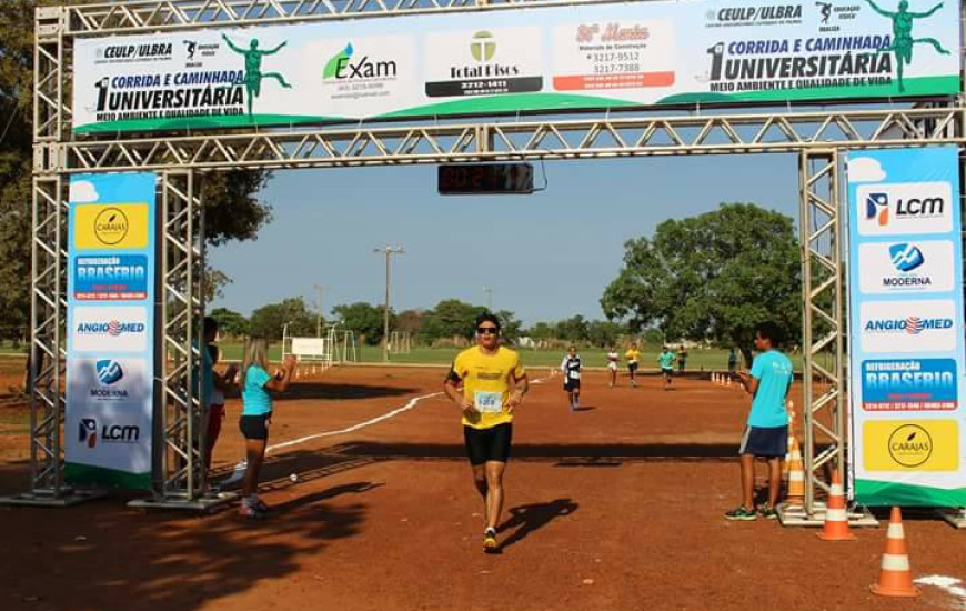 Atualmente Jones corre 8km diários, pedala e nada