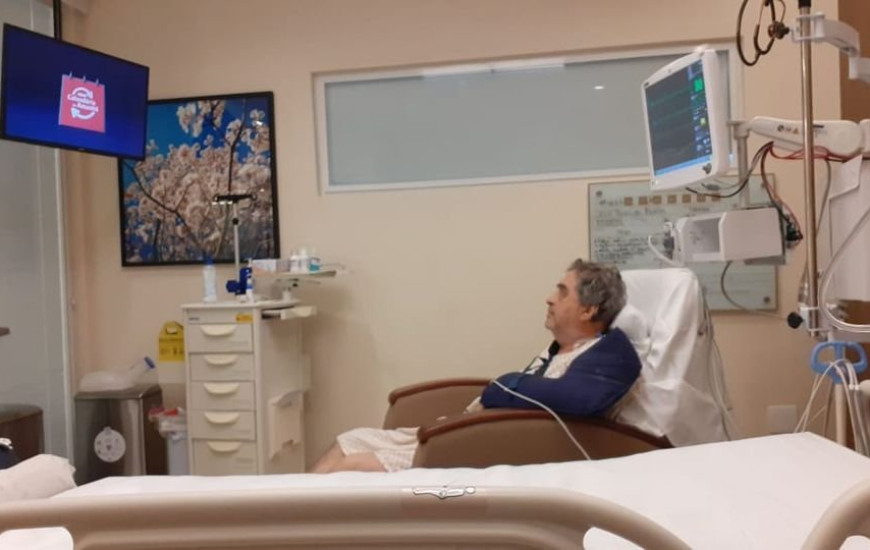 Deputado Célio Moura assistindo televisão na tarde desta terça-feira, 19