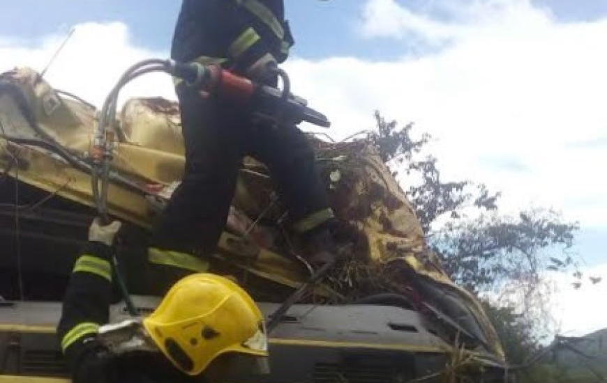 Bombeiros retiram o corpo do motorista