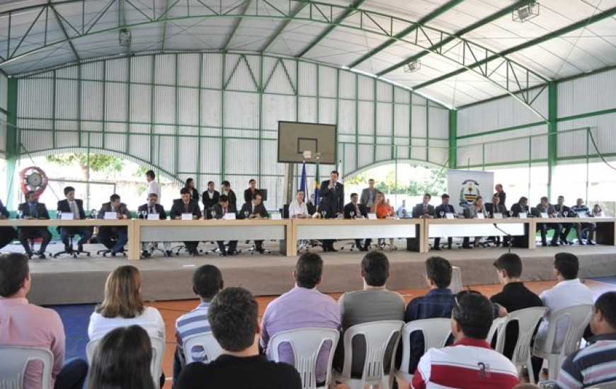 Amastha discursa e Aragão está à esquerda na mesa