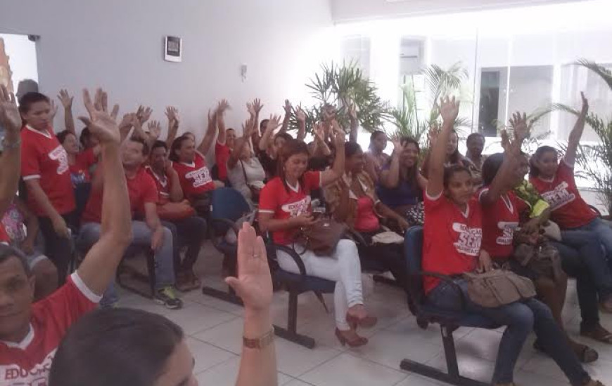 Professores entram em greve