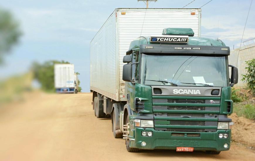 Carreta carregada com produtos foi apreendida