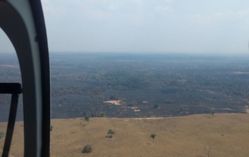 Helicóptero sobrevoa área atingida