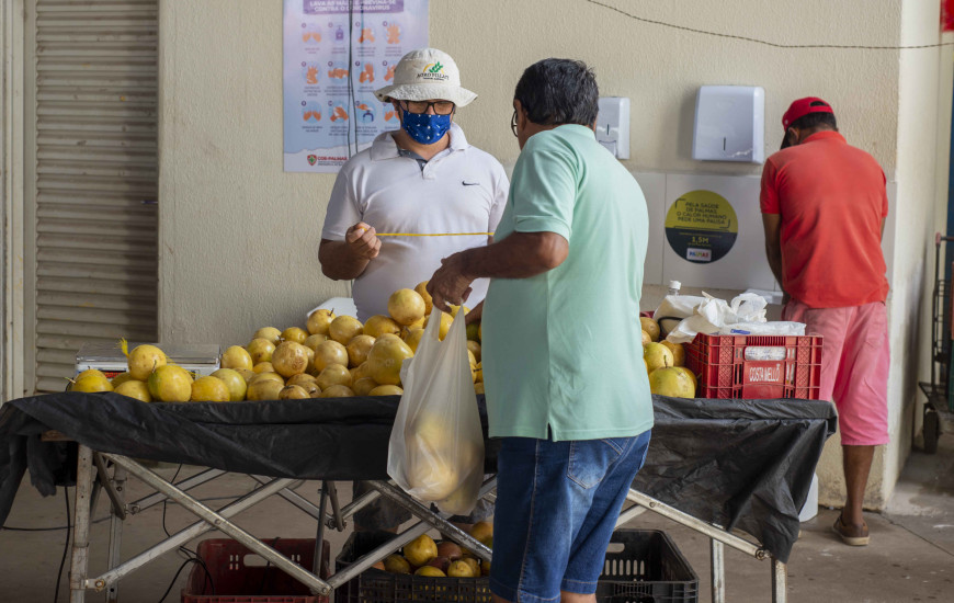 Feirantes voltam a vender na feira da 304 sul, com restrições e cuidados.