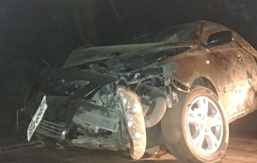 Carro ficou completamente destruído após acidente