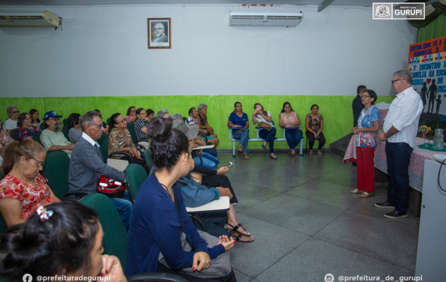 Reunião de entrega de cartões.