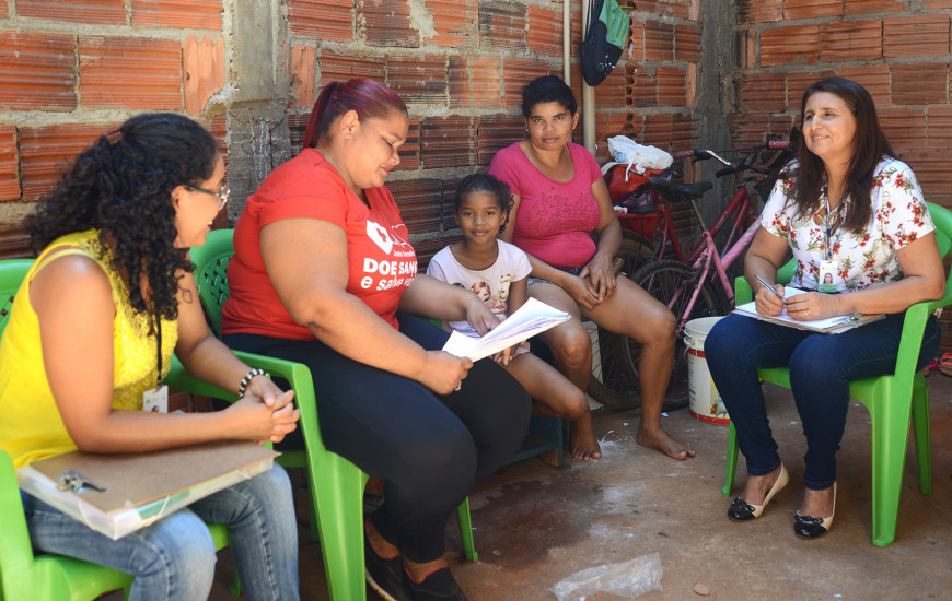 Em alguns casos, assistentes sociais visitam famílias para regularizar cadastro