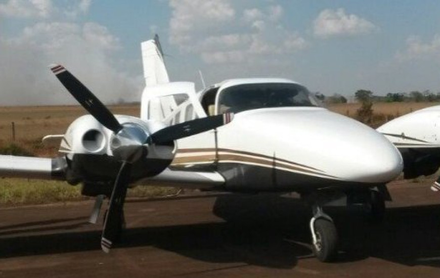 Avião apreendido com dinheiro e material