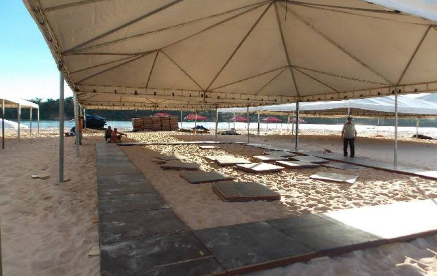 Estrutura da praia é montada para receber visitantes