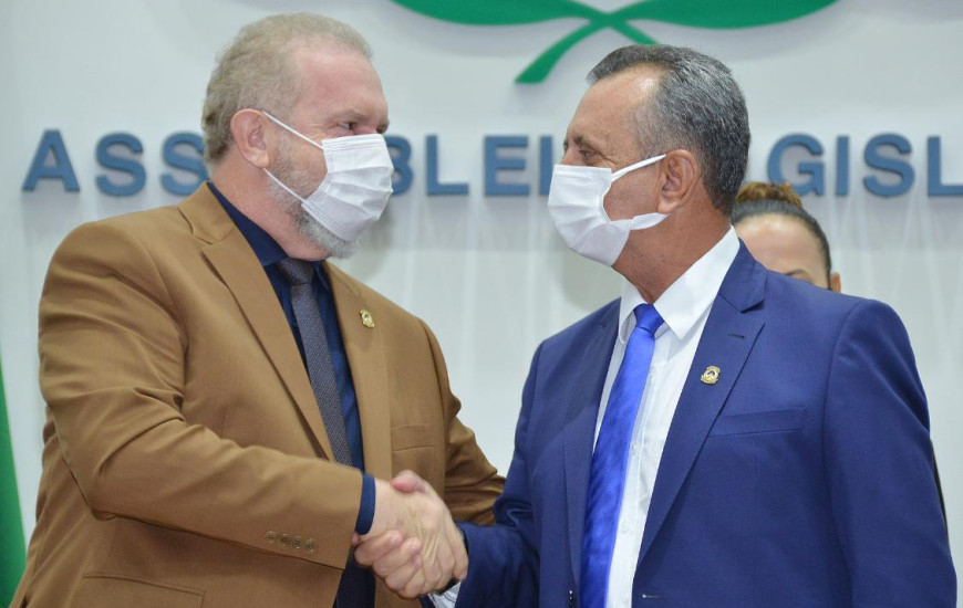 Governador Mauro Carlesse e deputado Antonio Andrade durante a sessão de posse