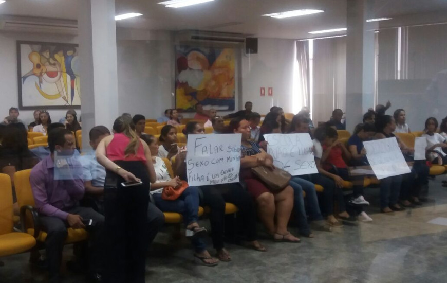 Pais de alunos protestam contra programa "E Agora?"