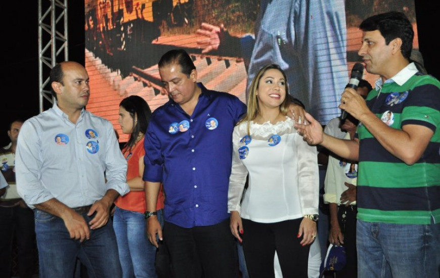 Zé Geraldo discursando no comitê de Luana