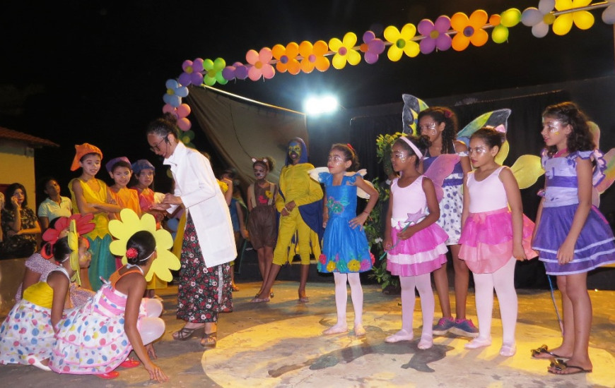 Alunos em apresentação da primavera