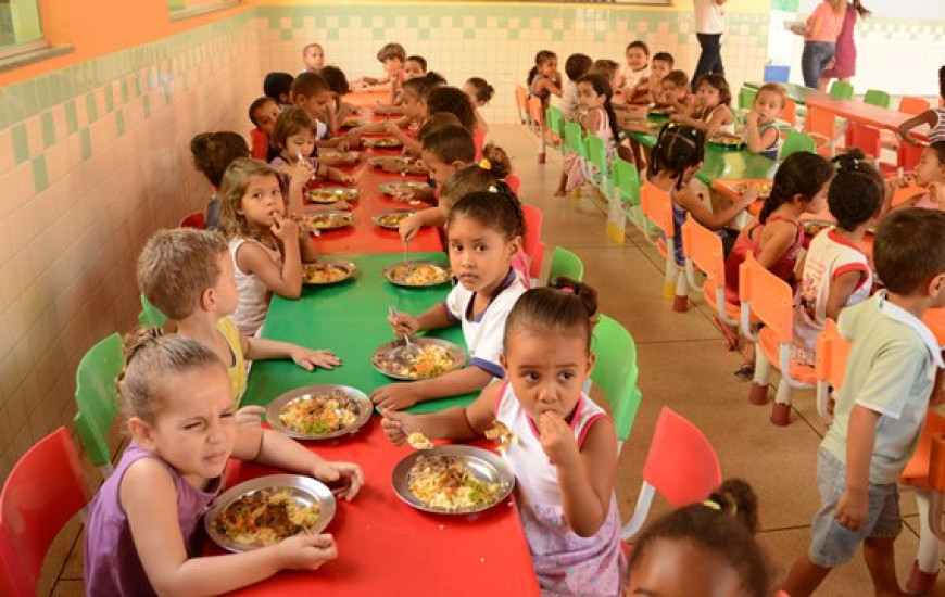 Crianças participam de atividades nas escolas e creches
