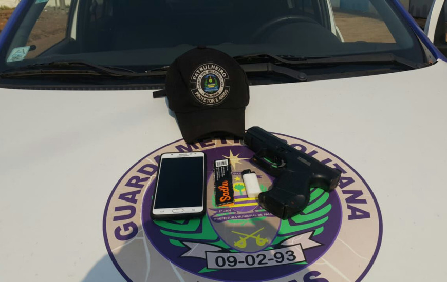 Guardas encontram suspeitos com réplica de pistola e celular roubado