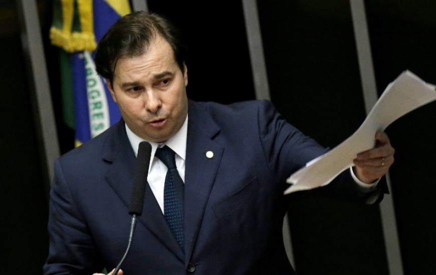 Maia é eleito com 293 votos