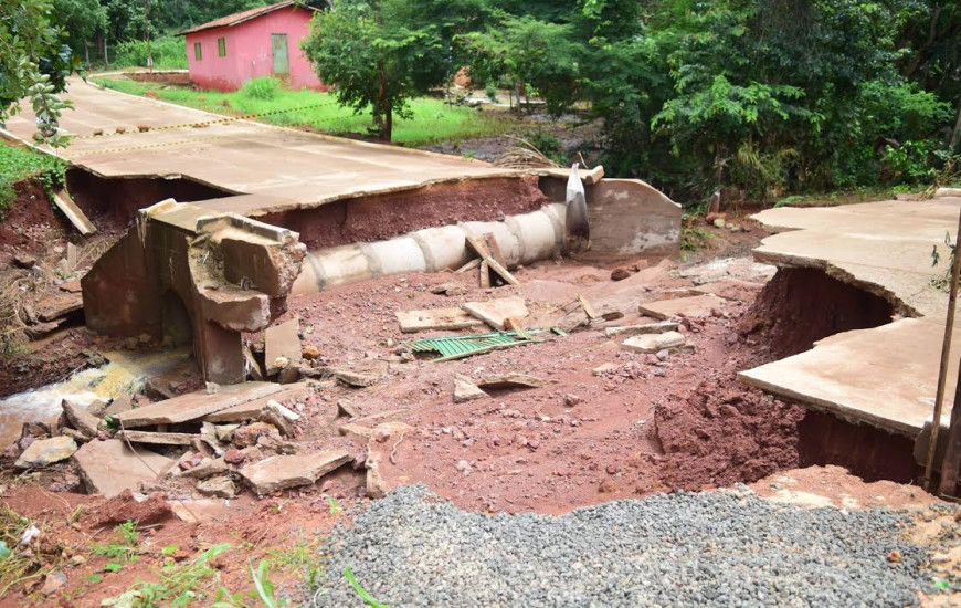 Rua é destruída após tempestade na cidade