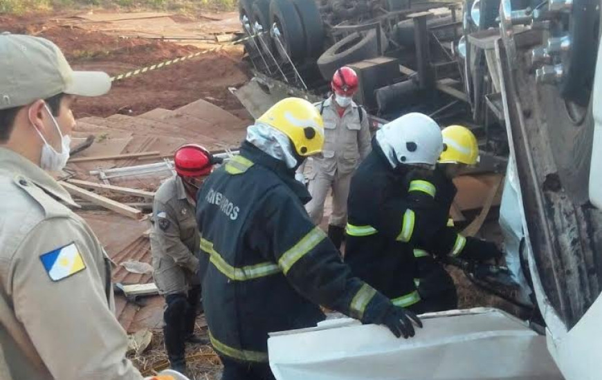 Bombeiros socorrem motorista após acidente