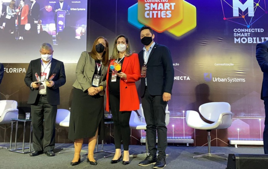 Cinthia Ribeiro, ao lado da CEO Paula Faria e de Marcos Vinholi