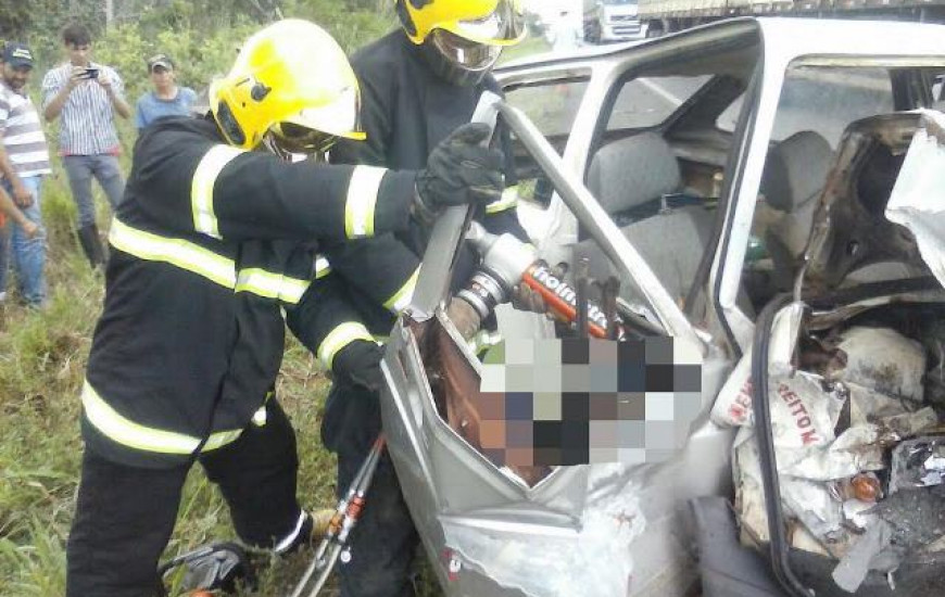 Bombeiros retiram mulher que ficou presa nas ferragens