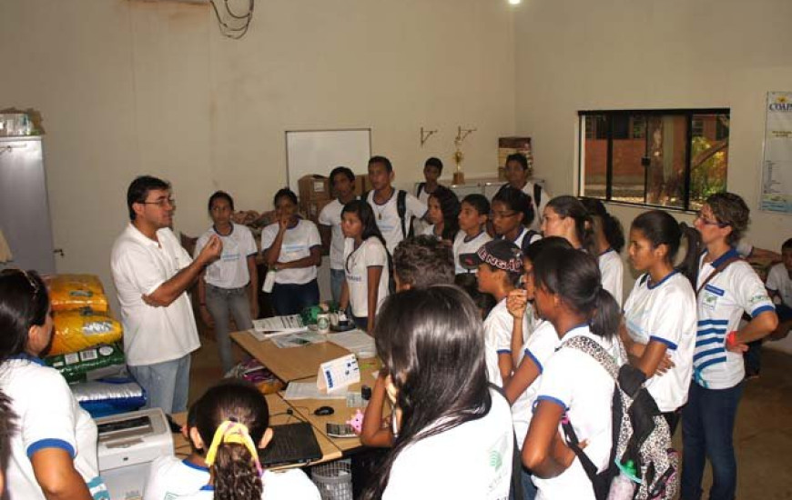 Estudantes em atividade prática