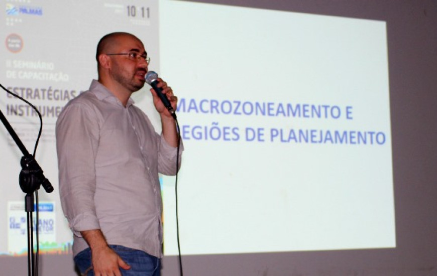 Geólogo em apresentação durante seminário