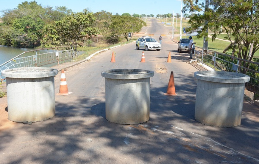 Estrutura danificada da ponte oferece risco.