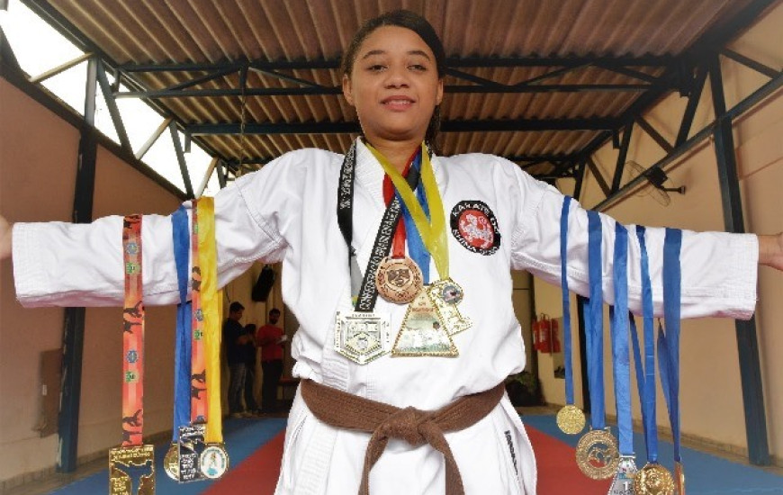 Atleta araguainense Danielly Gomes de Oliveira mostra medalhas