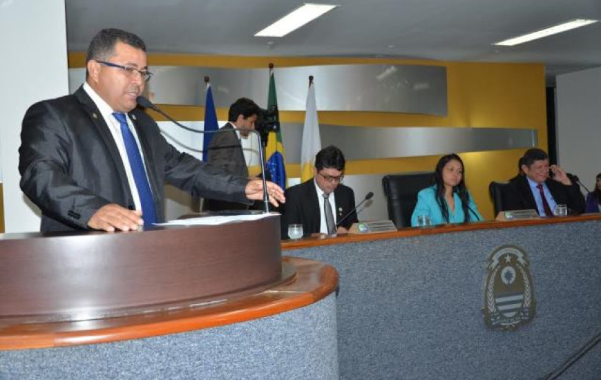 Vereador José do Lago Folha está no comando da Câmara