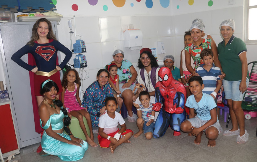 Homem Aranha, Supergirl, Aladdin e a Princesa Jasmine estavam cheios de história