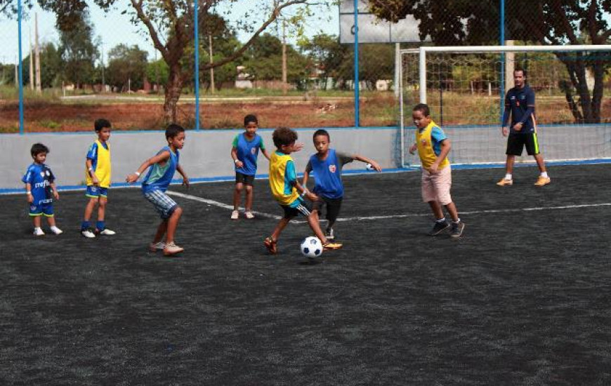 Crianças fazem aula experimental em academia de futebol