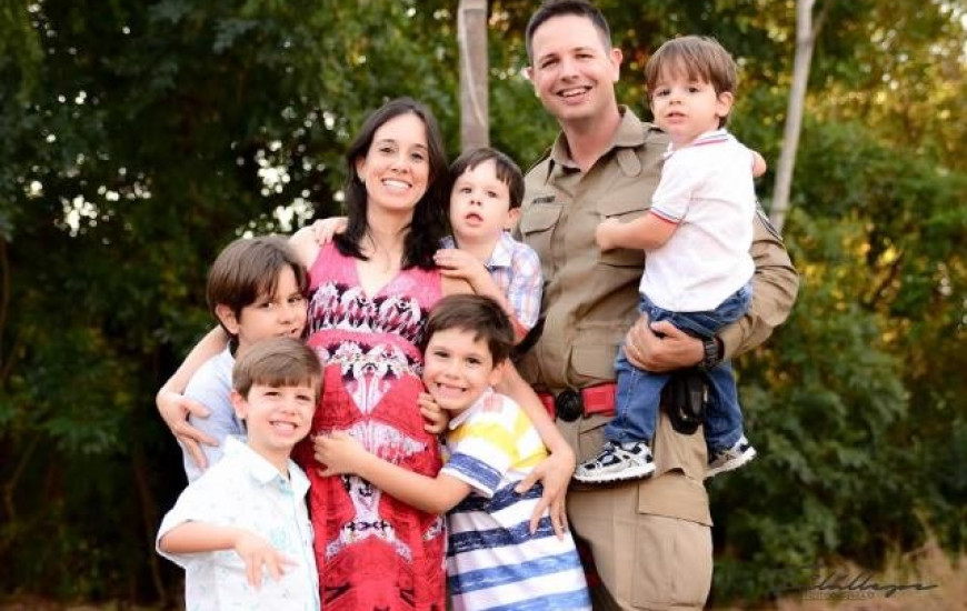 Bombeiros são pais de 5 meninos, à espera do 6º