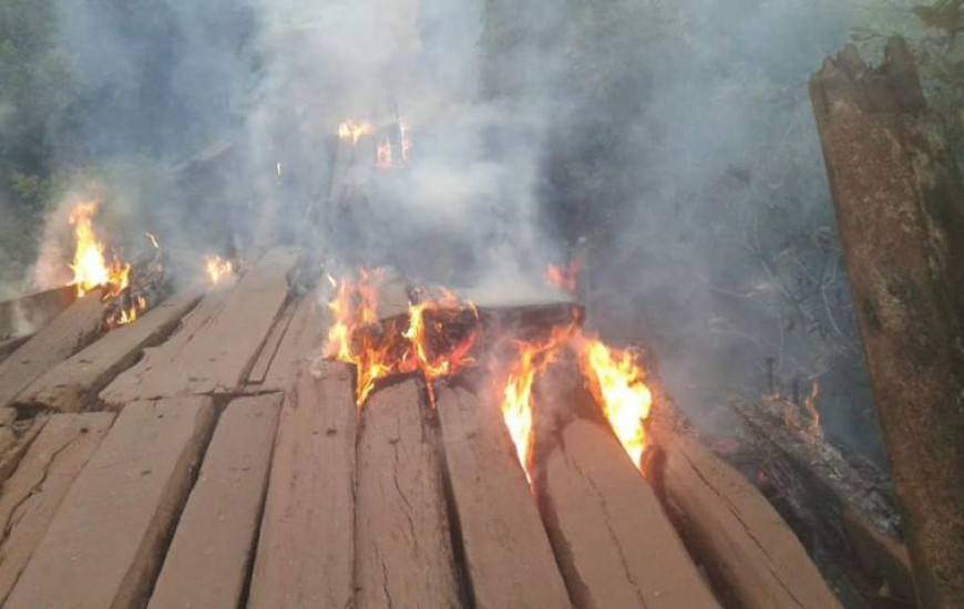 Ponte foi destruída por incêndio