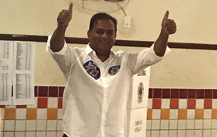 Candidato ao senado votou às 11h30 na Escola Municipal Vinícius de Morais