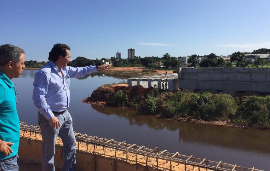 Secretário explica detalhes da obra da ponte na Avenida Orla