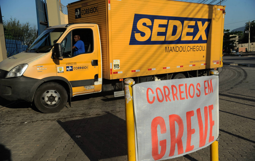 Funcionários dos Correios entraram em greve nesta segunda, 17