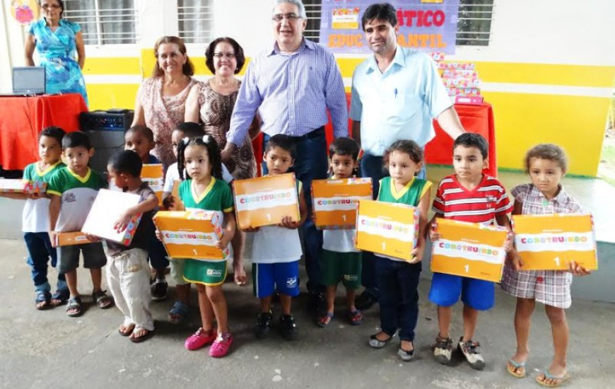 Laurez entrega livros a alunos