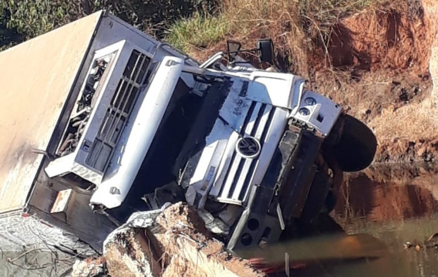 Caminhão ficou completamente destruído