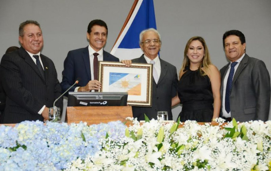Luana entrega homenagens em sessão