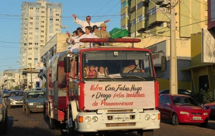 Atletas são recebidos com festa
