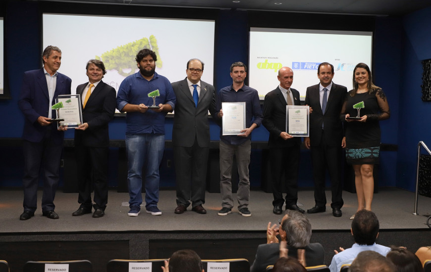 Os três primeiros colocados receberam troféu e certificado 