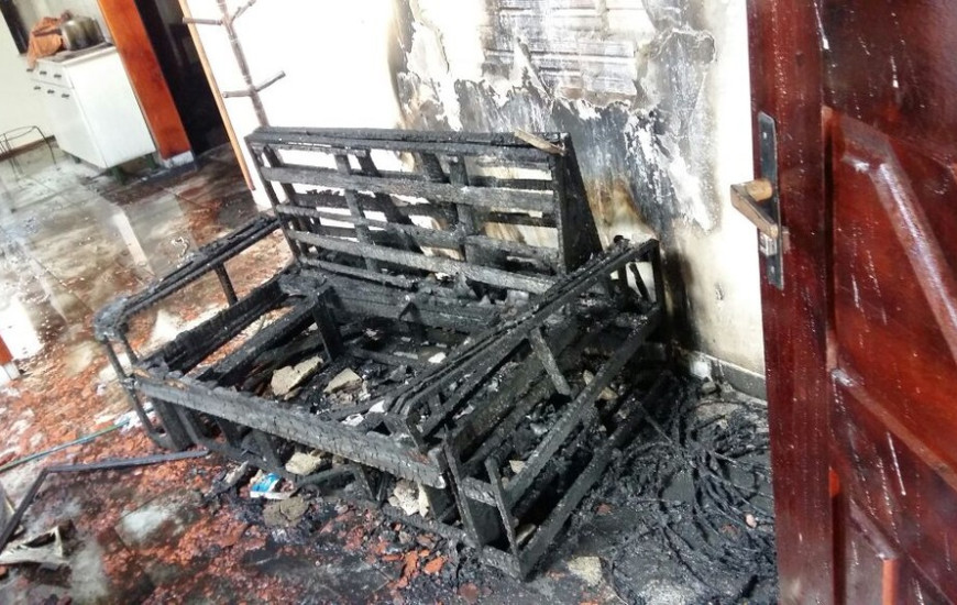 Parte de móveis e da casa foram destruídos