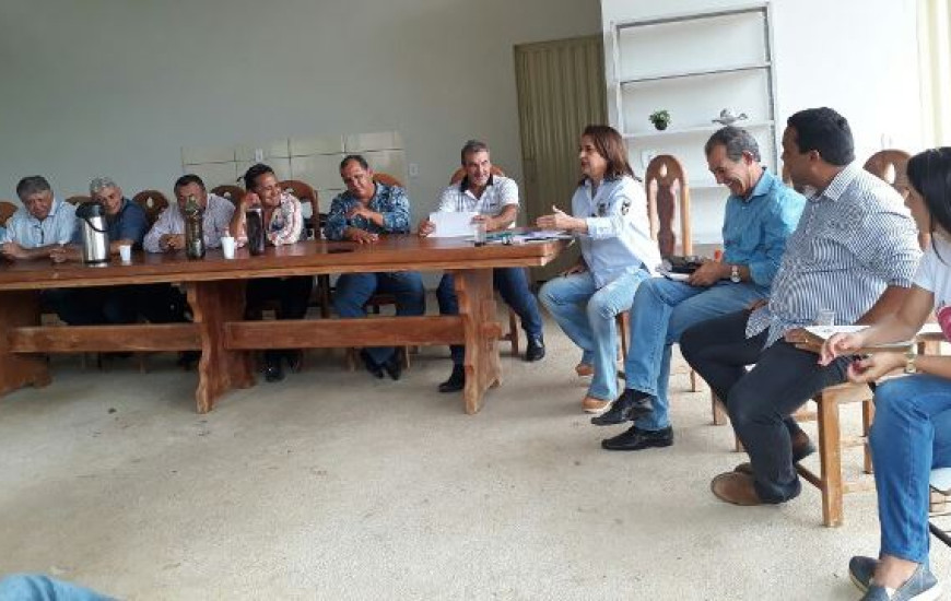 Senadora reunida com lideranças em Peixe