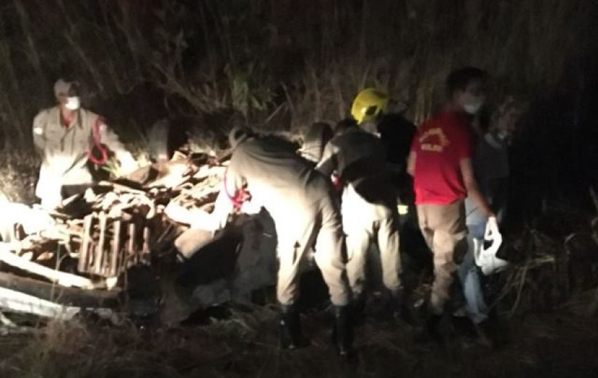 Bombeiros fazem resgate das vítimas após acidente