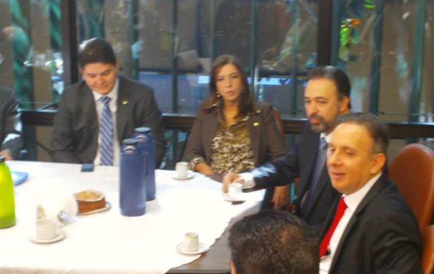 Nilmar em reunião