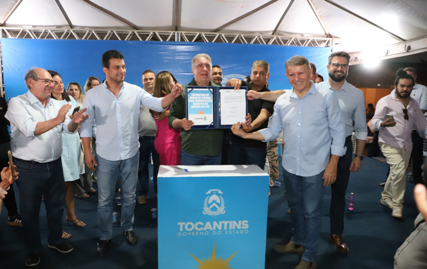 Laurez, acompanhado de Eduardo, assina Ordem de Serviço na 607 sul