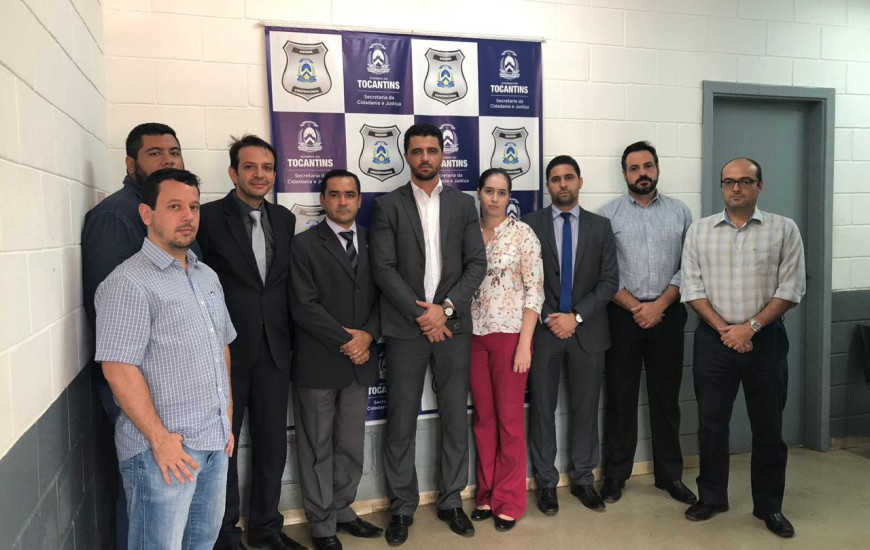 Representantes se reúnem no presídio para tentar conter situação