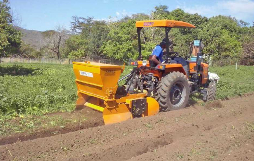 Aquisição dos tratores tem o intuito de alcançar 1.800 produtores.
