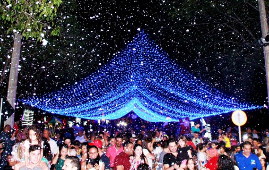 Tunel com luzes e tubos de led snowfall trazem efeito de neve caindo